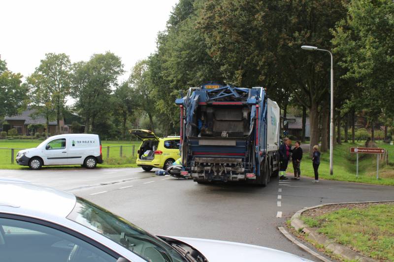 Scooter rijdt tegen vuilniswagen aan