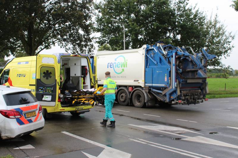 Scooter rijdt tegen vuilniswagen aan