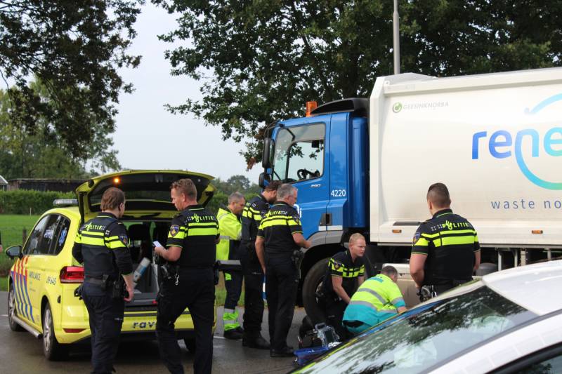 Scooter rijdt tegen vuilniswagen aan
