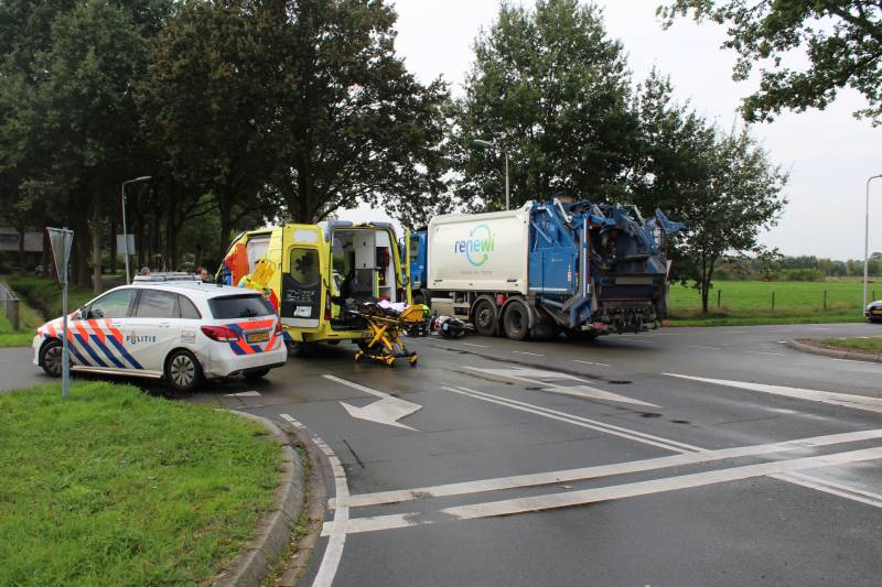 Scooter rijdt tegen vuilniswagen aan