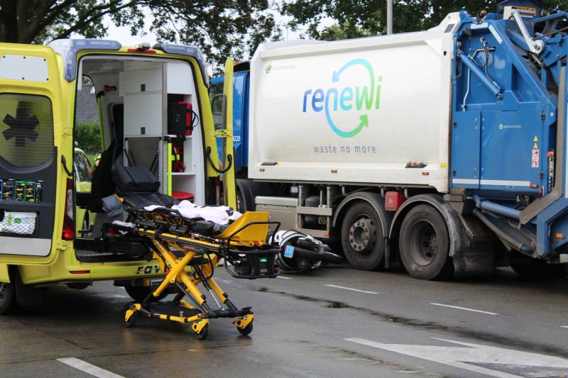 Scooter rijdt tegen vuilniswagen aan