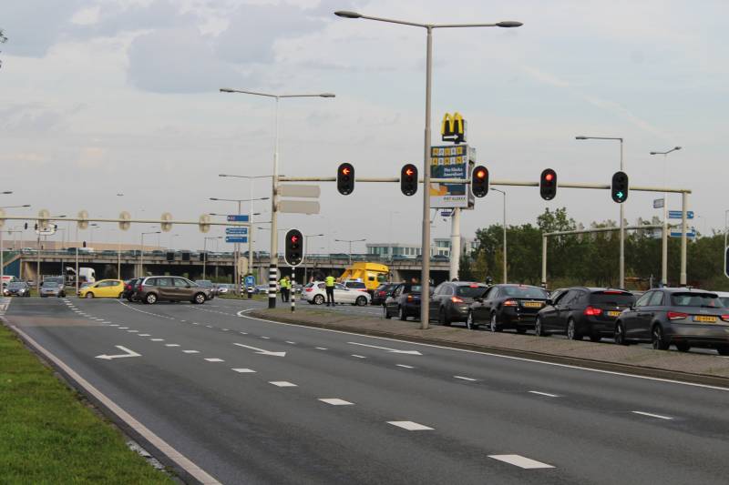 Twee auto's botsen op kruising