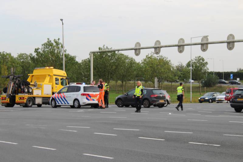 Twee auto's botsen op kruising