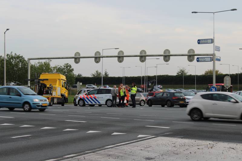 Twee auto's botsen op kruising