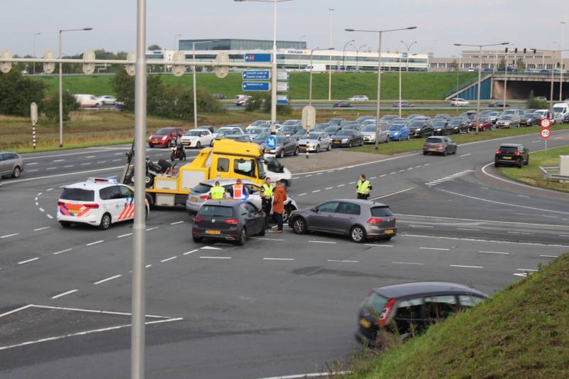 Twee auto's botsen op kruising