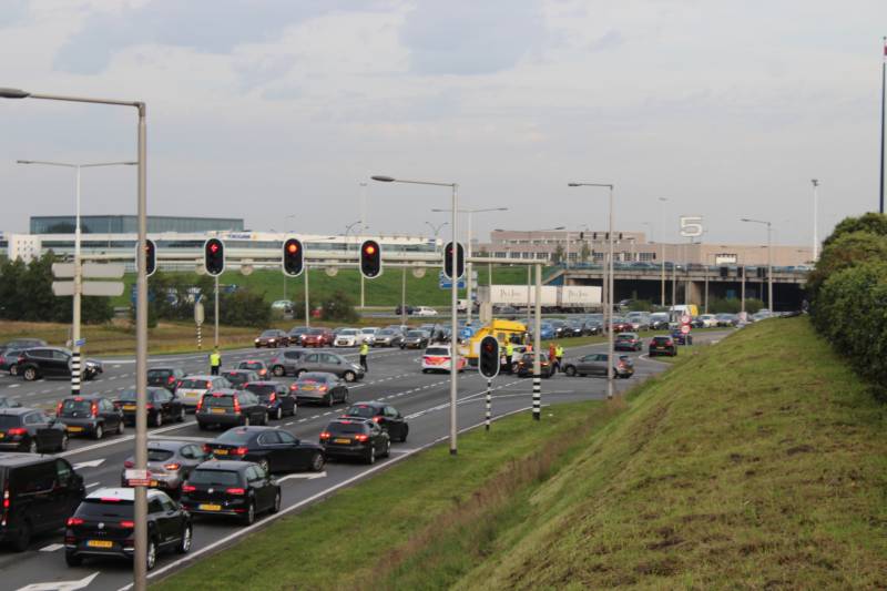 Twee auto's botsen op kruising