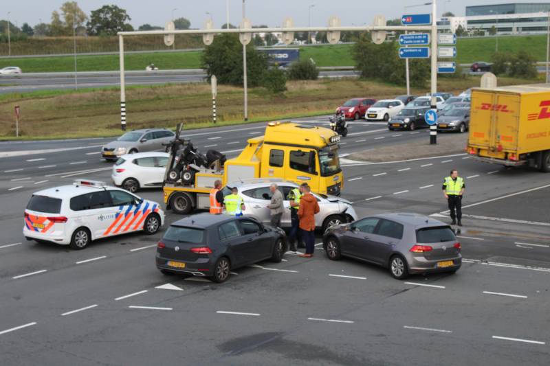 Twee auto's botsen op kruising