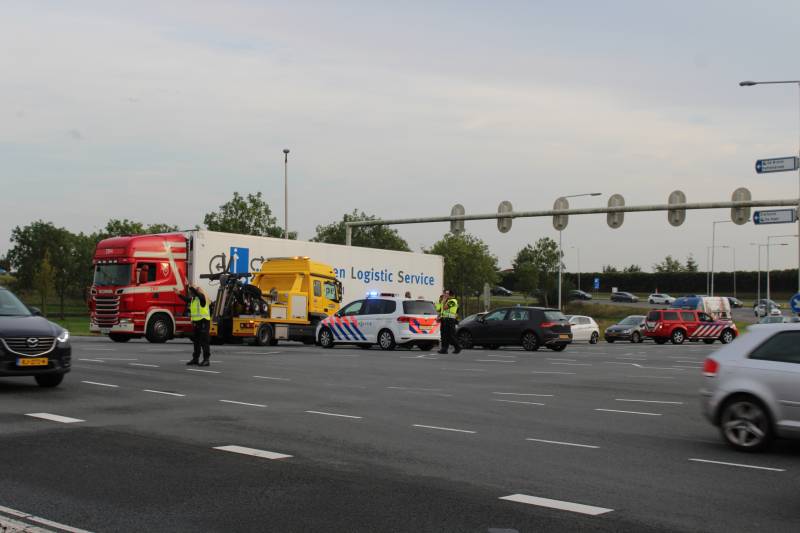 Twee auto's botsen op kruising