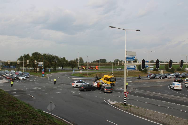 Twee auto's botsen op kruising