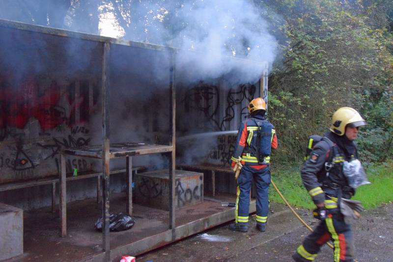 Afval brand in jongeren container