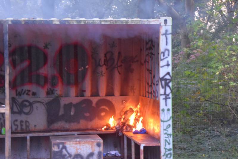Afval brand in jongeren container