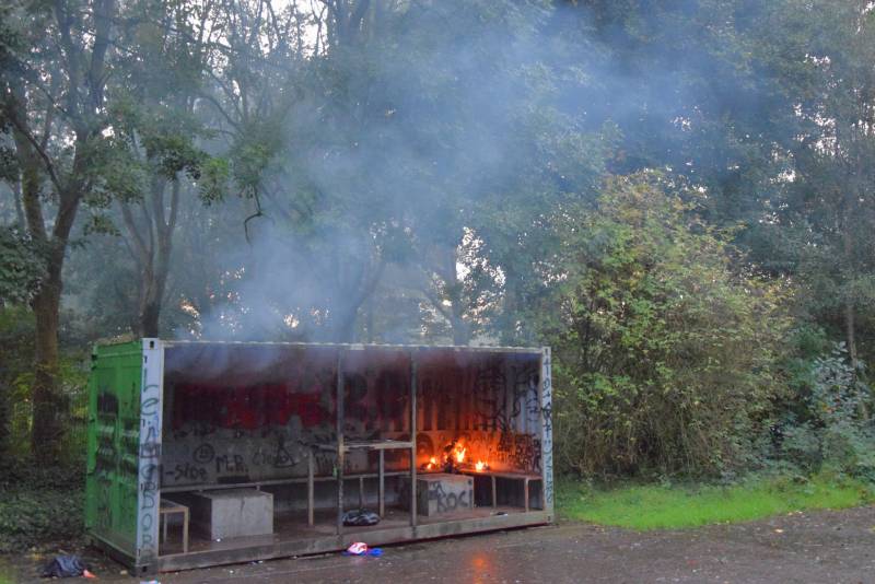 Afval brand in jongeren container