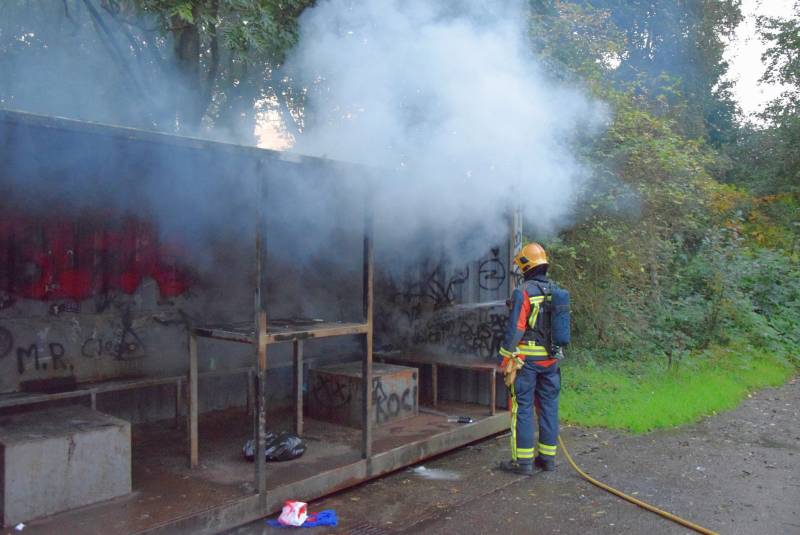Afval brand in jongeren container