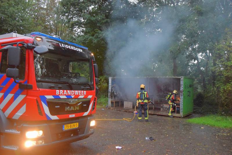 Afval brand in jongeren container