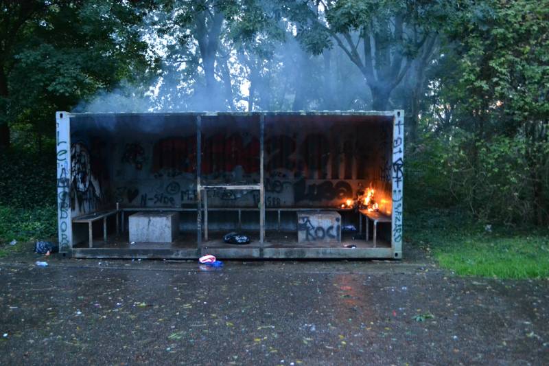 Afval brand in jongeren container
