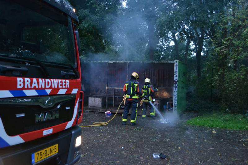 Afval brand in jongeren container