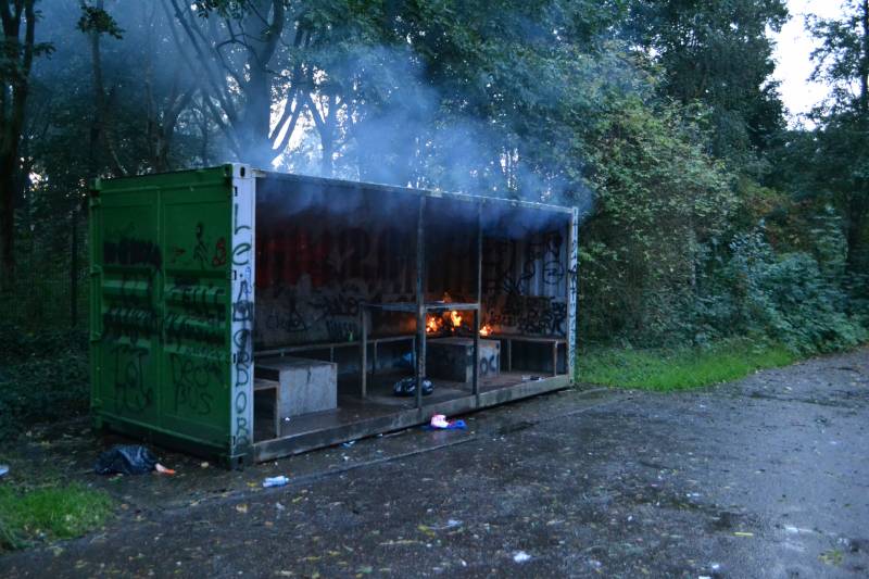 Afval brand in jongeren container