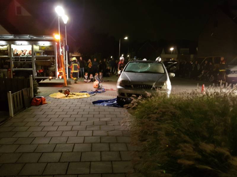 Bestuurder bekneld na aanrijding