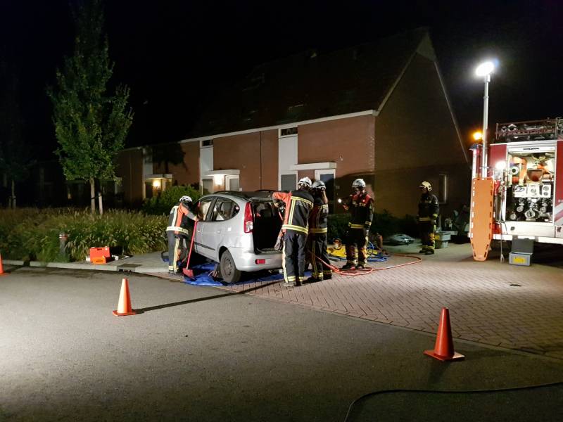 Bestuurder bekneld na aanrijding