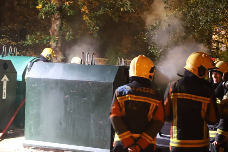 Flinke rookontwikkeling bij brand in papiercontainer