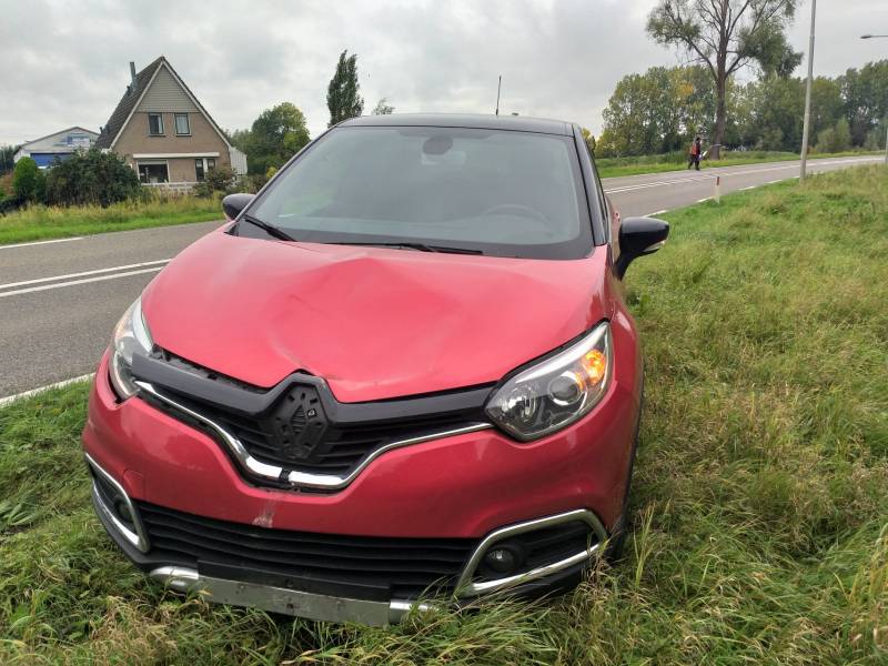 Automobilist gewond na botsing tegen verkeersbord