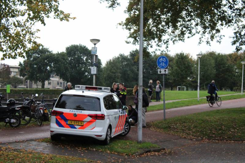 Scooterrijdster gaat hard onderuit en raakt gewond