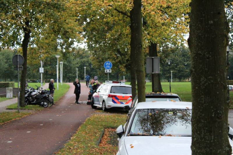Scooterrijdster gaat hard onderuit en raakt gewond