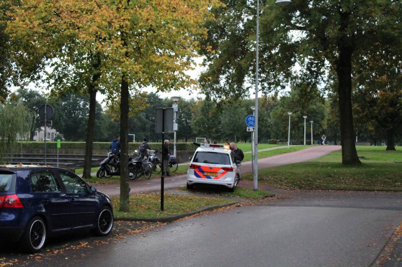 Scooterrijdster gaat hard onderuit en raakt gewond