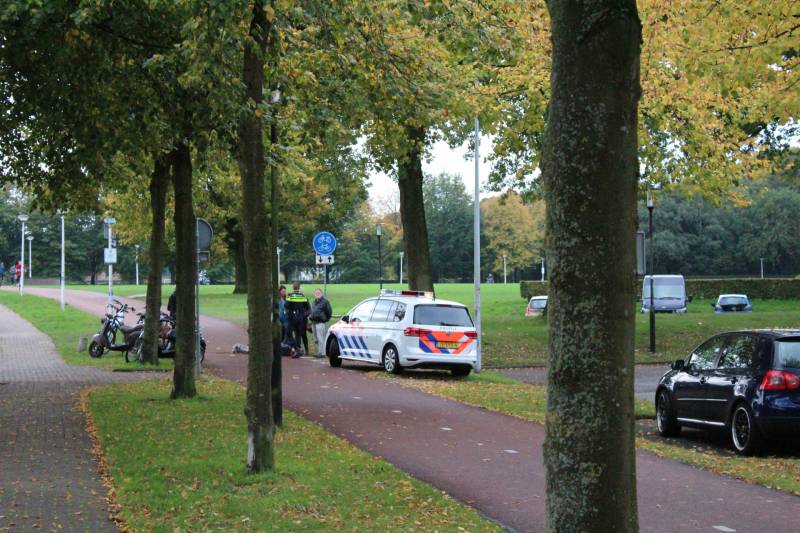 Scooterrijdster gaat hard onderuit en raakt gewond