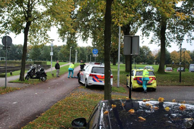 Scooterrijdster gaat hard onderuit en raakt gewond