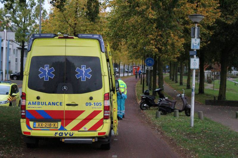 Scooterrijdster gaat hard onderuit en raakt gewond
