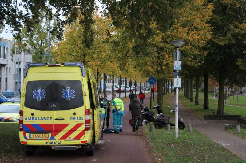 Scooterrijdster gaat hard onderuit en raakt gewond