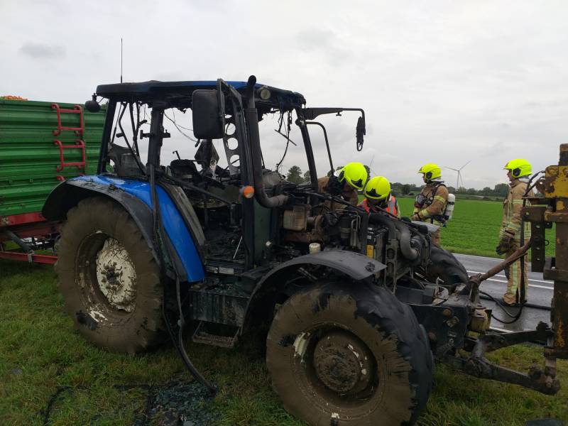 Tractor brandt volledig uit