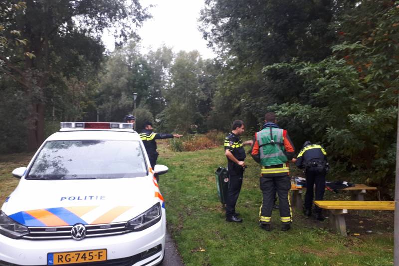 Zoektocht na gevonden kleding op bankje