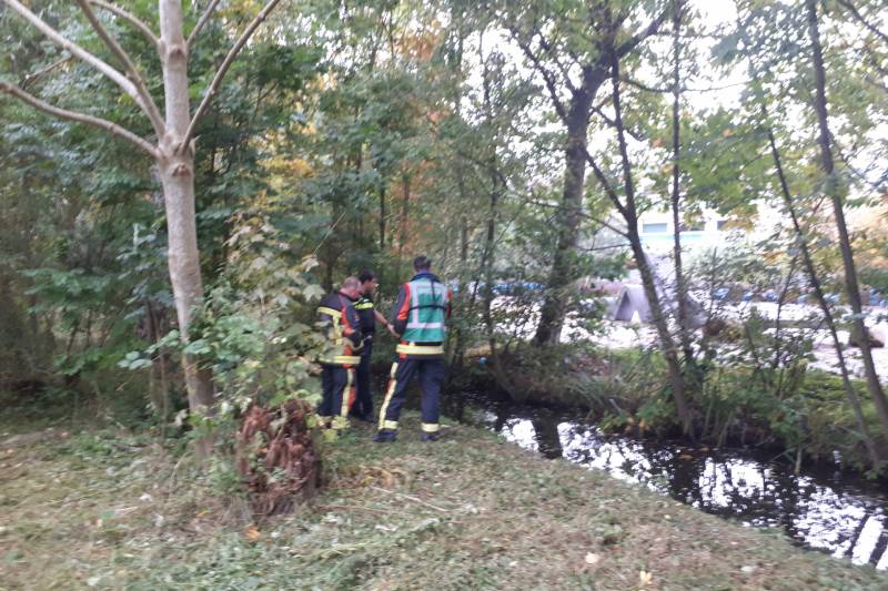 Zoektocht na gevonden kleding op bankje