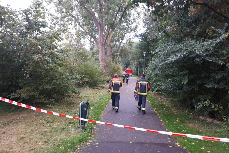 Zoektocht na gevonden kleding op bankje