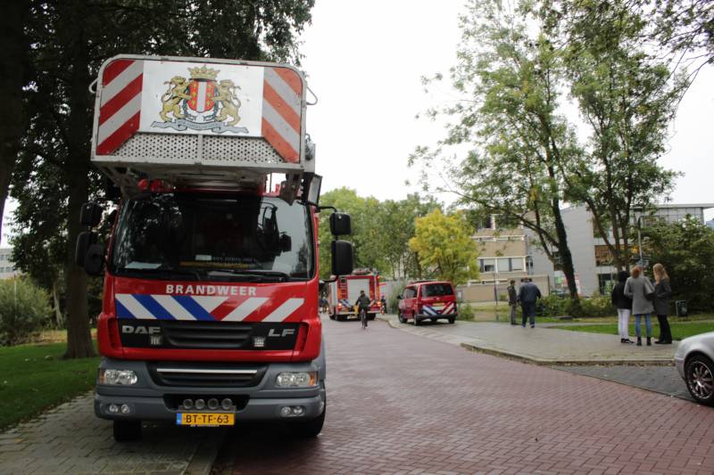 Zoektocht na gevonden kleding op bankje