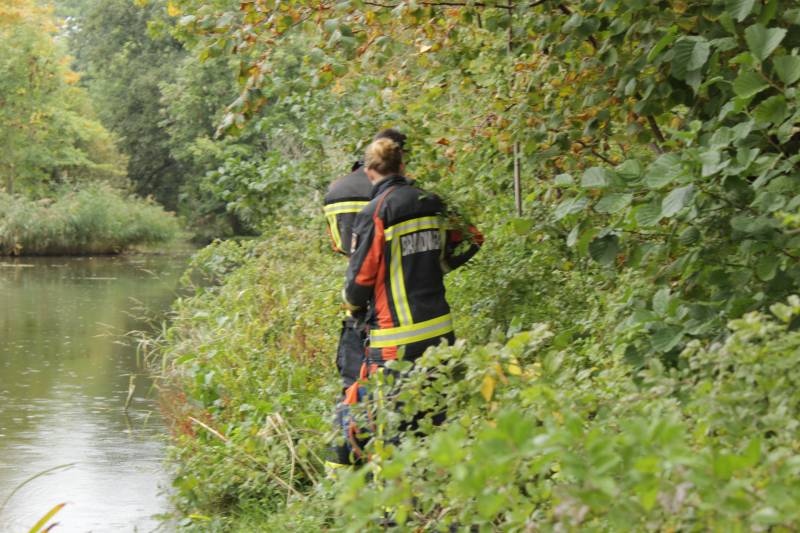 Zoektocht na gevonden kleding op bankje
