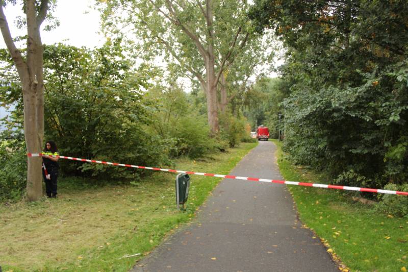 Zoektocht na gevonden kleding op bankje