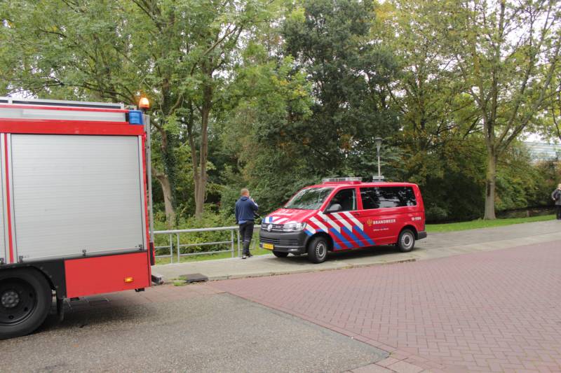 Zoektocht na gevonden kleding op bankje