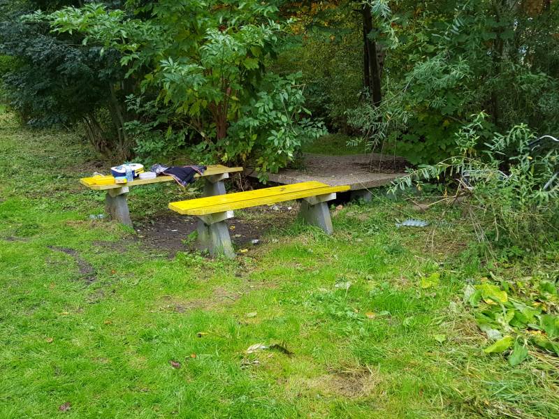 Zoektocht na gevonden kleding op bankje