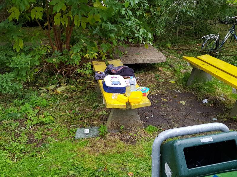 Zoektocht na gevonden kleding op bankje