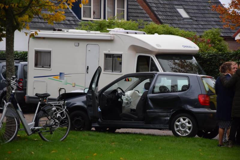 Auto knalt op boom bij ongeval