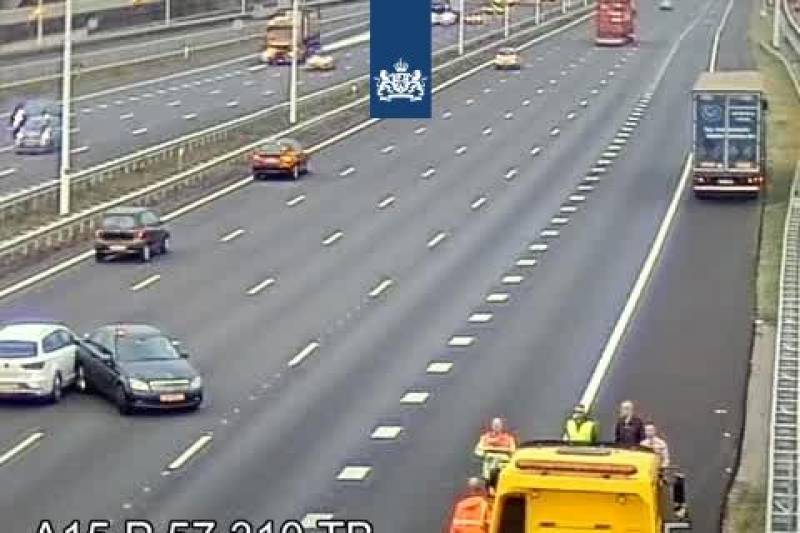 Rijstroken snelweg afgesloten door dwarsligger