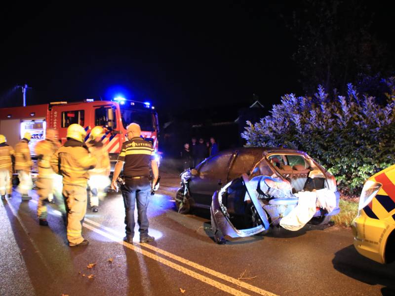 Twee auto's botsen frontaal