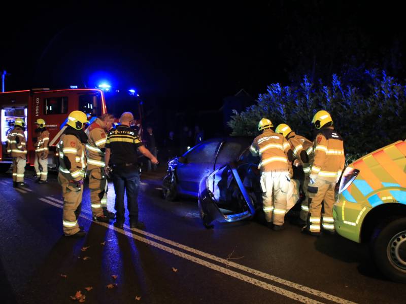 Twee auto's botsen frontaal