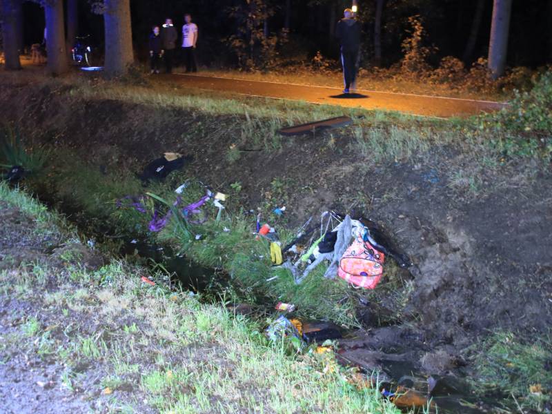 Twee auto's botsen frontaal