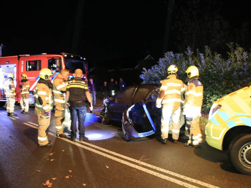 Twee auto's botsen frontaal