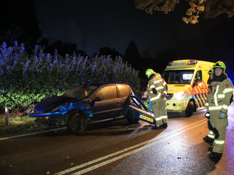 Twee auto's botsen frontaal