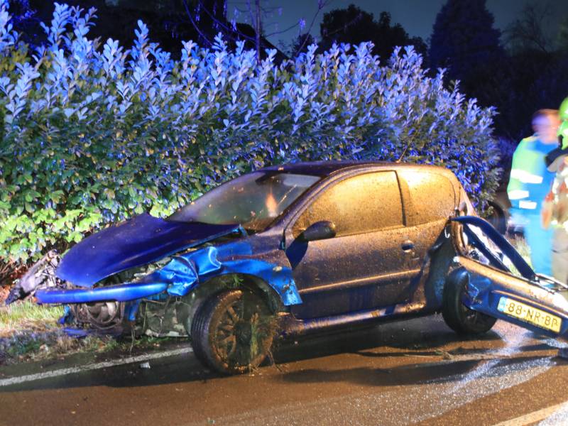 Twee auto's botsen frontaal